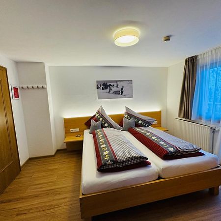 Hotel Garni Enzian ดามุลส์ ภายนอก รูปภาพ