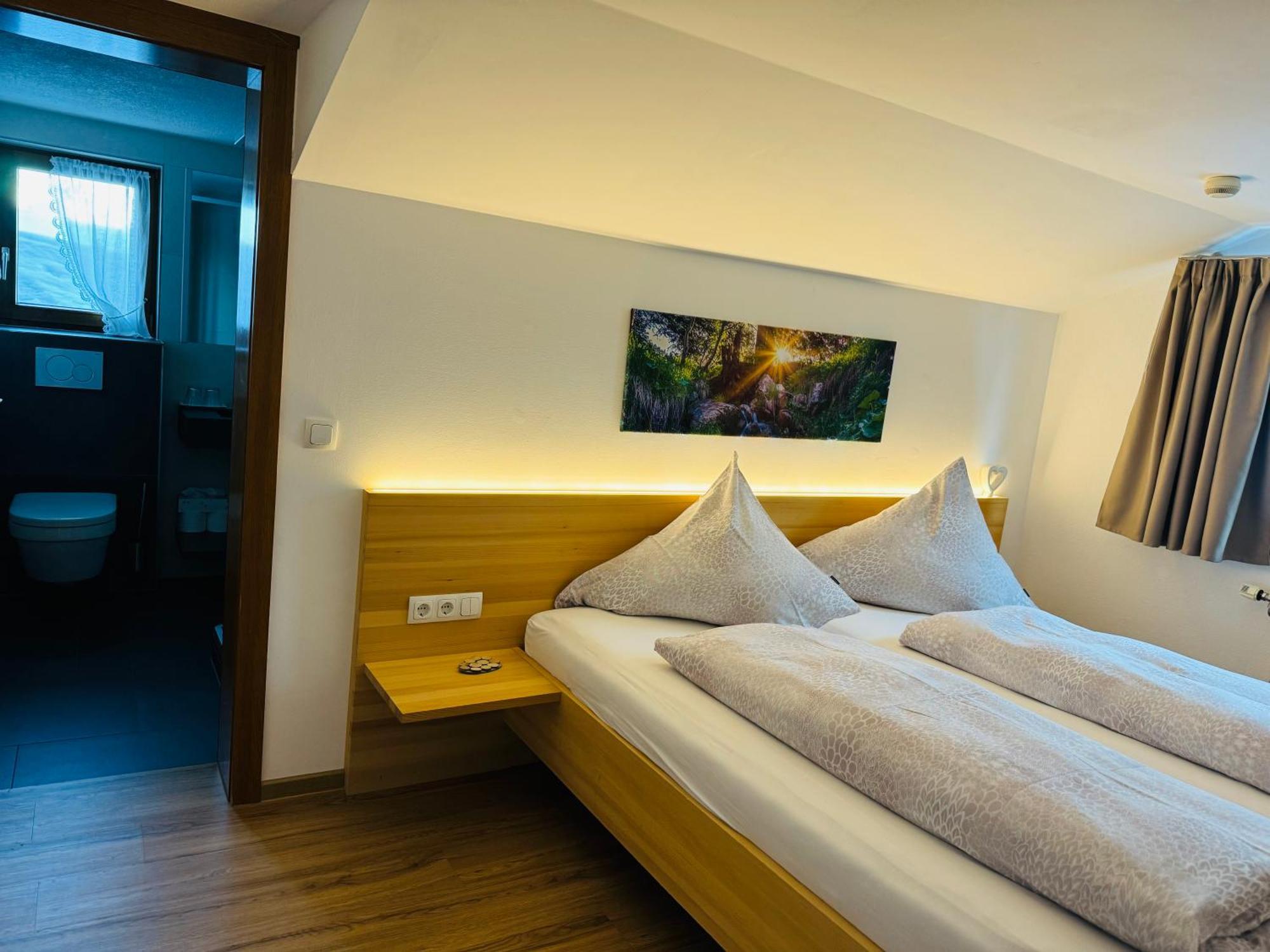 Hotel Garni Enzian ดามุลส์ ภายนอก รูปภาพ