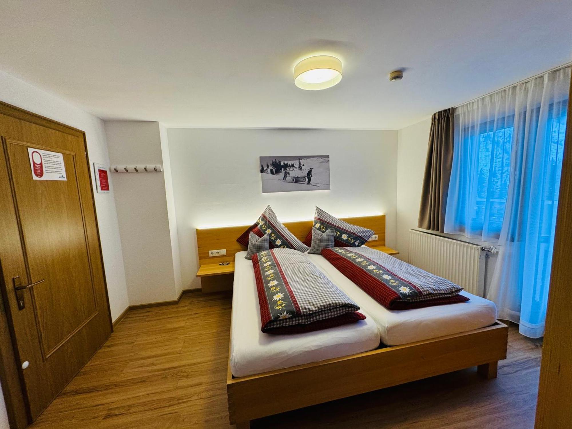 Hotel Garni Enzian ดามุลส์ ภายนอก รูปภาพ