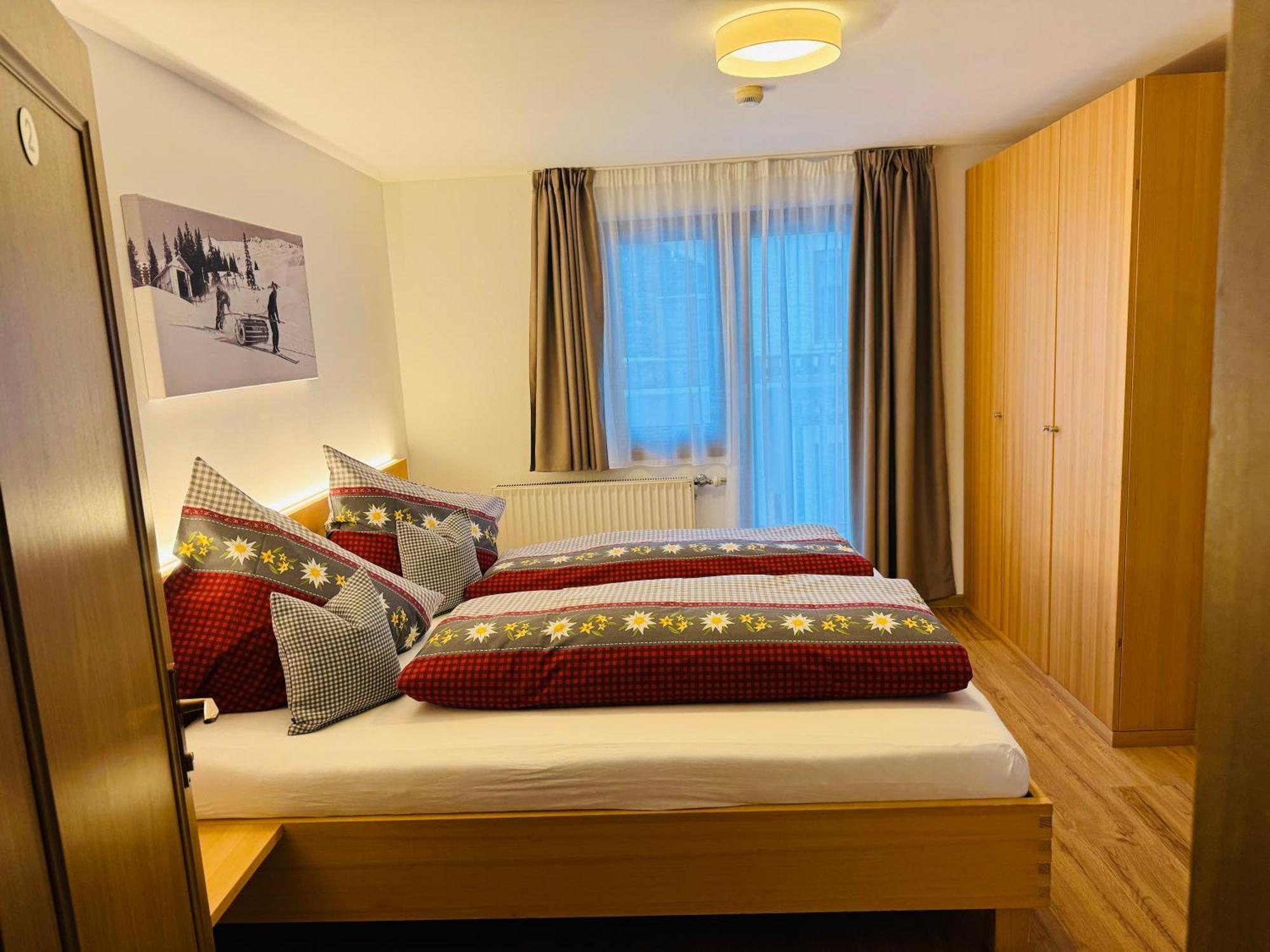 Hotel Garni Enzian ดามุลส์ ภายนอก รูปภาพ