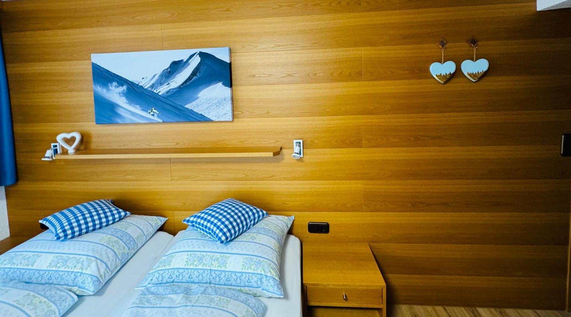 Hotel Garni Enzian ดามุลส์ ภายนอก รูปภาพ