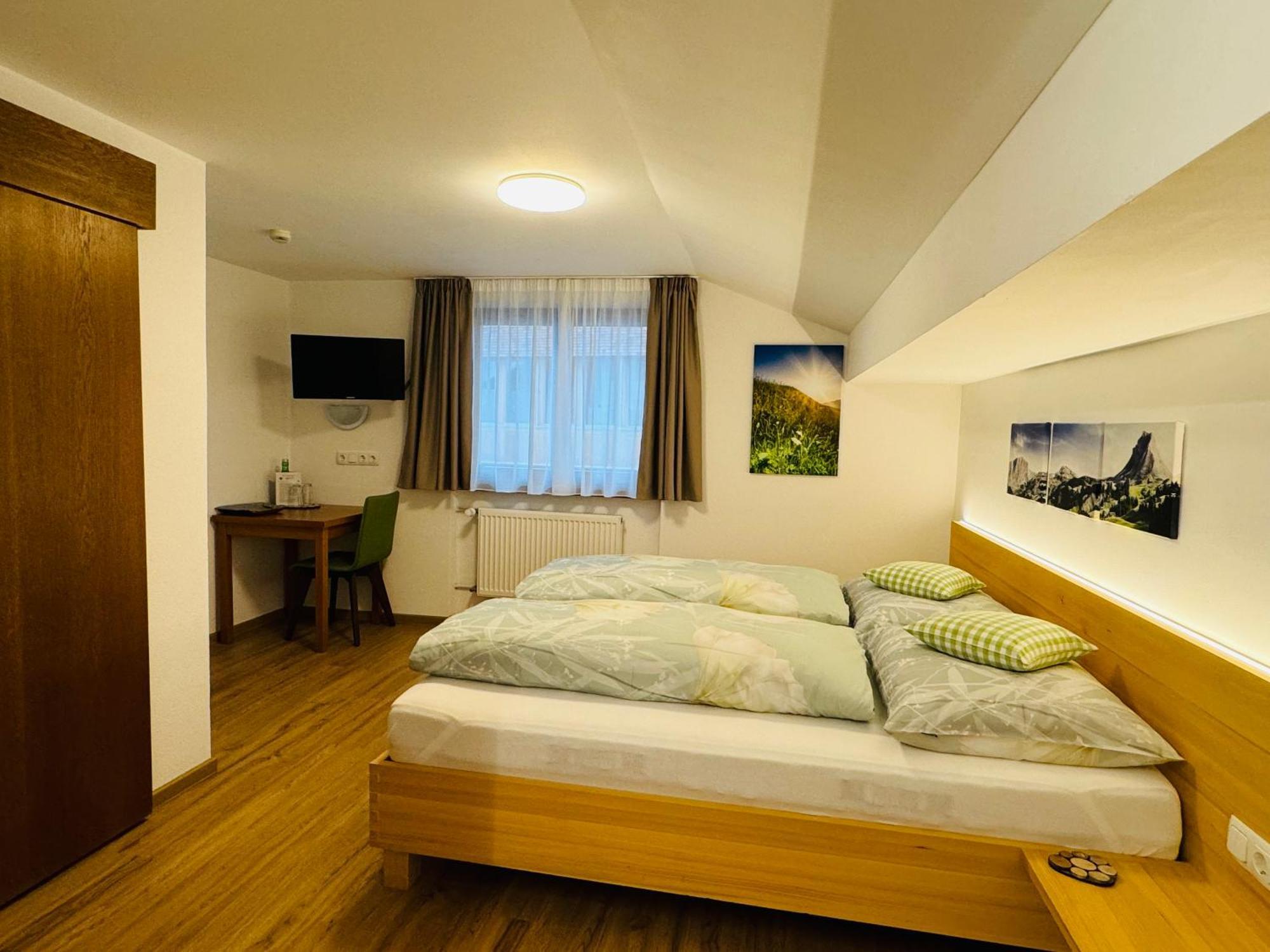 Hotel Garni Enzian ดามุลส์ ภายนอก รูปภาพ