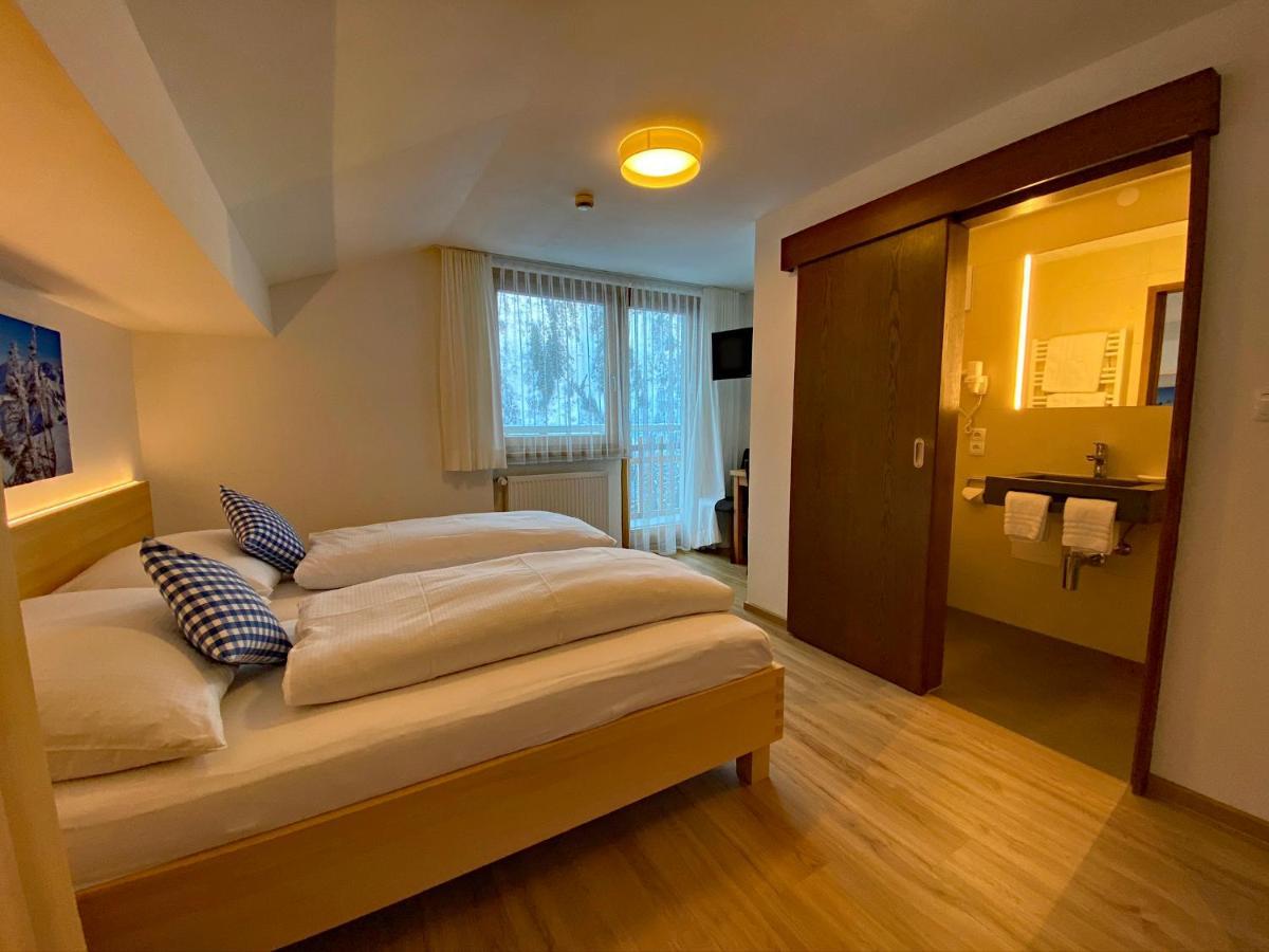 Hotel Garni Enzian ดามุลส์ ภายนอก รูปภาพ